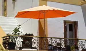Jak zamontować parasol na balkonie, aby uniknąć niebezpieczeństw i wiatru