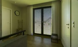 Jak zaciemnić okna: skuteczne metody na kontrolę światła w domu