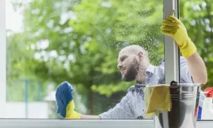 Czym umyć okna jak nie ma płynu? Skuteczne domowe metody