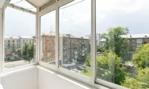 Czym zabudować balkon? Najlepsze materiały i praktyczne porady