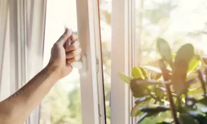 Okna otwierane jak balkon – stwórz przestrzeń marzeń w poddaszu