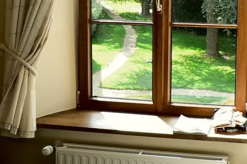 Parapet pod okno czy do okna - który wybór zapobiegnie mostkom termicznym?