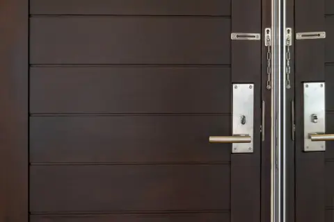 Jak okleić drzwi zewnętrzne, aby uniknąć pęcherzy i uzyskać trwały efekt
