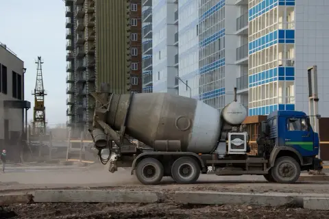 Ile waży kubik betonu półsuchego? Zaskakujące różnice w wadze!