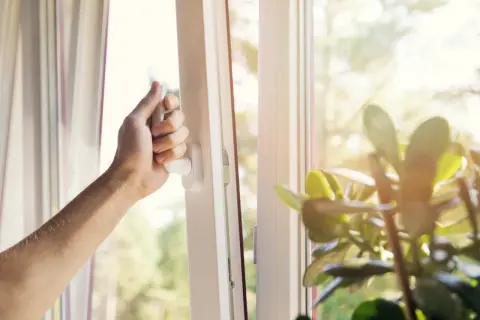 Okna otwierane jak balkon – stwórz przestrzeń marzeń w poddaszu