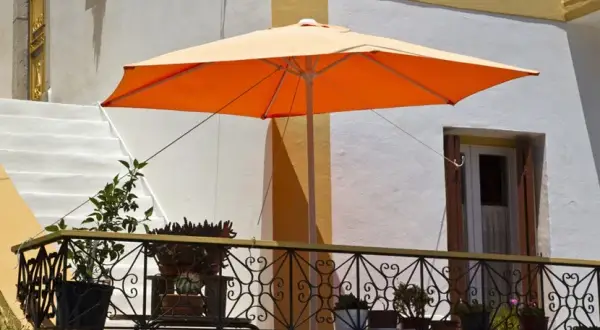 Jak zamontować parasol na balkonie, aby uniknąć niebezpieczeństw i wiatru