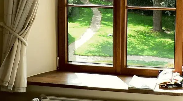 Parapet pod okno czy do okna - który wybór zapobiegnie mostkom termicznym?