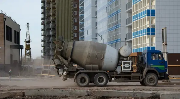 Ile waży kubik betonu półsuchego? Zaskakujące różnice w wadze!