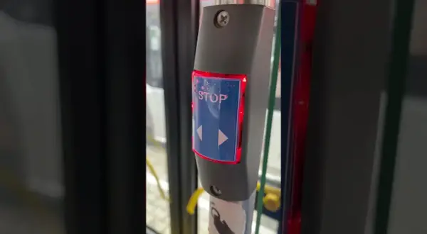 Jak otworzyć drzwi w autobusie i uniknąć problemów z wsiadaniem