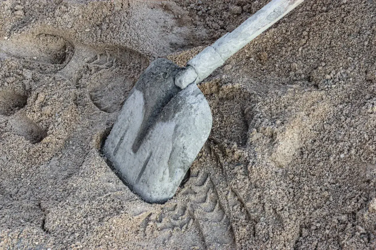 Ile łopat ma worek cementu? Odkryj właściwe proporcje materiałów budowlanych