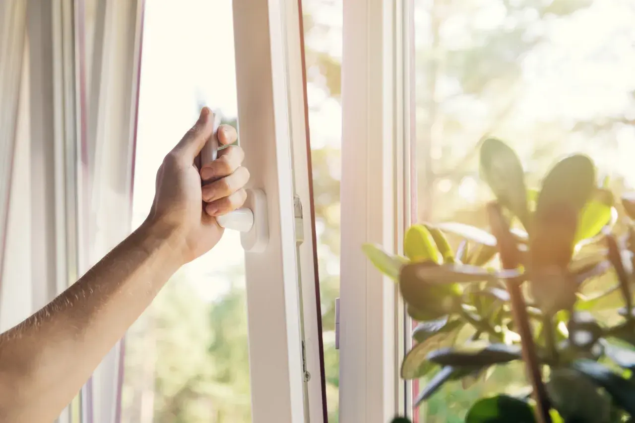 Okna otwierane jak balkon – stwórz przestrzeń marzeń w poddaszu