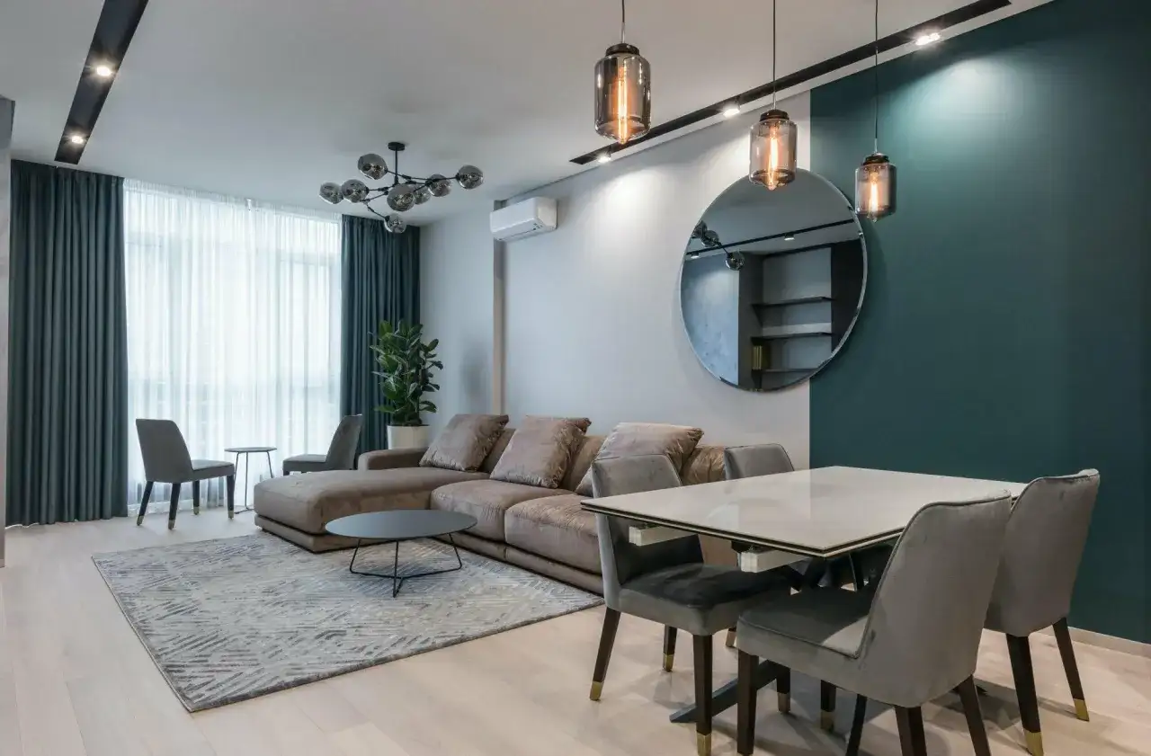 Nowoczesne zasłony i dyskretne karnisze podkreślają elegancję salonu.