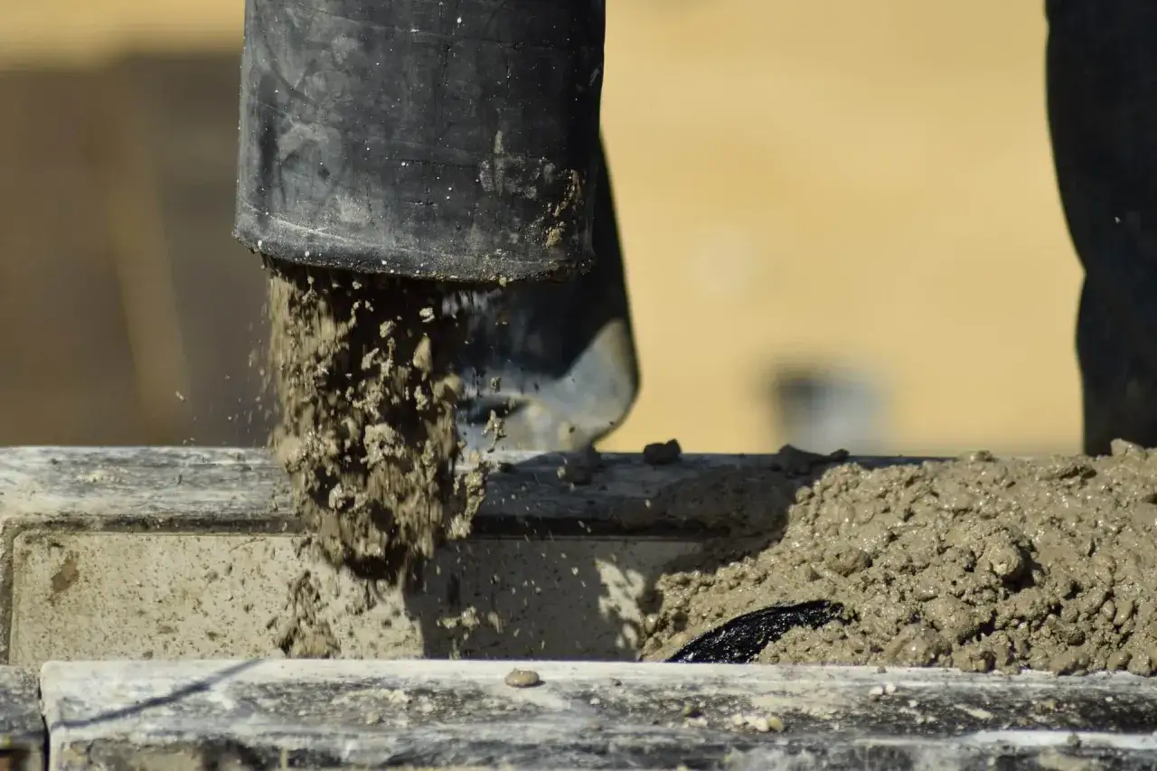 Zdjęcie Ile waży kubik betonu półsuchego? Zaskakujące różnice w wadze!
