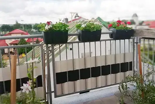 Zdjęcie Skuteczne sposoby na osłonę balkonu od wiatru, które musisz znać