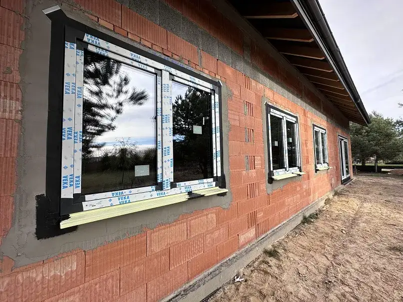 Zdjęcie Parapet pod okno czy do okna - który wybór zapobiegnie mostkom termicznym?