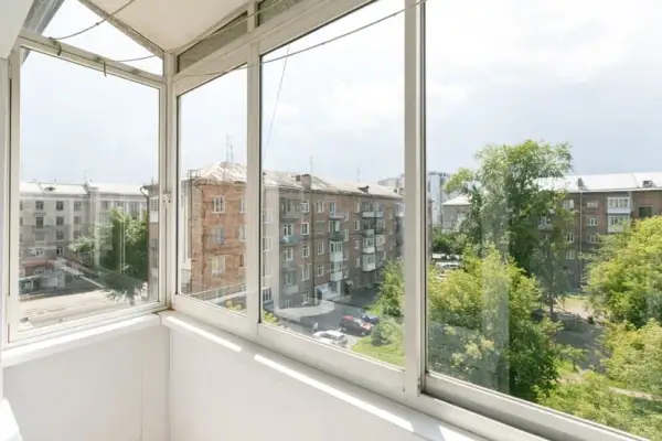 Czym zabudować balkon? Najlepsze materiały i praktyczne porady